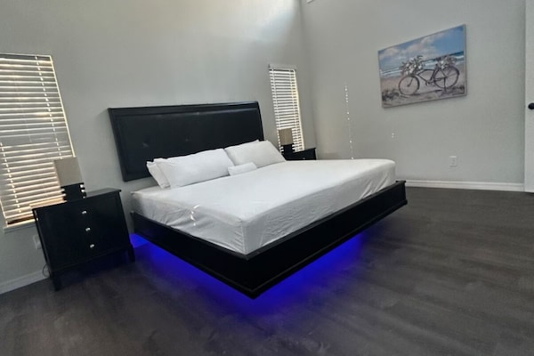 3 habitaciones, tabla de planchar con plancha, wifi y ropa de cama