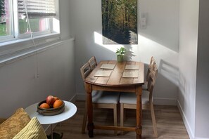 Dining - Central to Vancouver Island. Easy Access to forest & river beaches, Pet friendly (Courtenay)