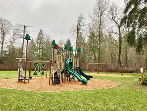 Children’s area - Central to Vancouver Island. Easy Access to forest & river beaches, Pet friendly (Courtenay)