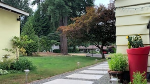 Property grounds - Central to Vancouver Island. Easy Access to forest & river beaches, Pet friendly (Courtenay)