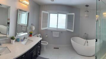 Douche, sĂšche-cheveux, serviettes fournies, savon