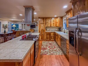 Fridge, microwave, oven, stovetop - Seagate Cottage <2 Mi to Marina & Casino! (Coos Bay)
