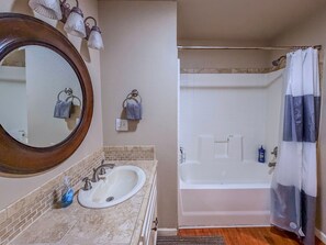 Hair dryer, towels, soap, shampoo - Seagate Cottage <2 Mi to Marina & Casino! (Coos Bay)