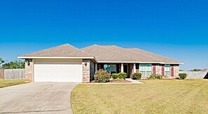 Exterior - Spacious 4-bedroom Retreat Minutes From the Beach and The Wharf (Foley)