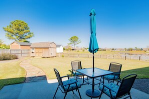 Outdoor dining - Spacious 4-bedroom Retreat Minutes From the Beach and The Wharf (Foley)