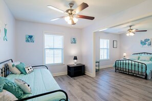 Iron/ironing board, WiFi, bed sheets - Spacious 4-bedroom Retreat Minutes From the Beach and The Wharf (Foley)