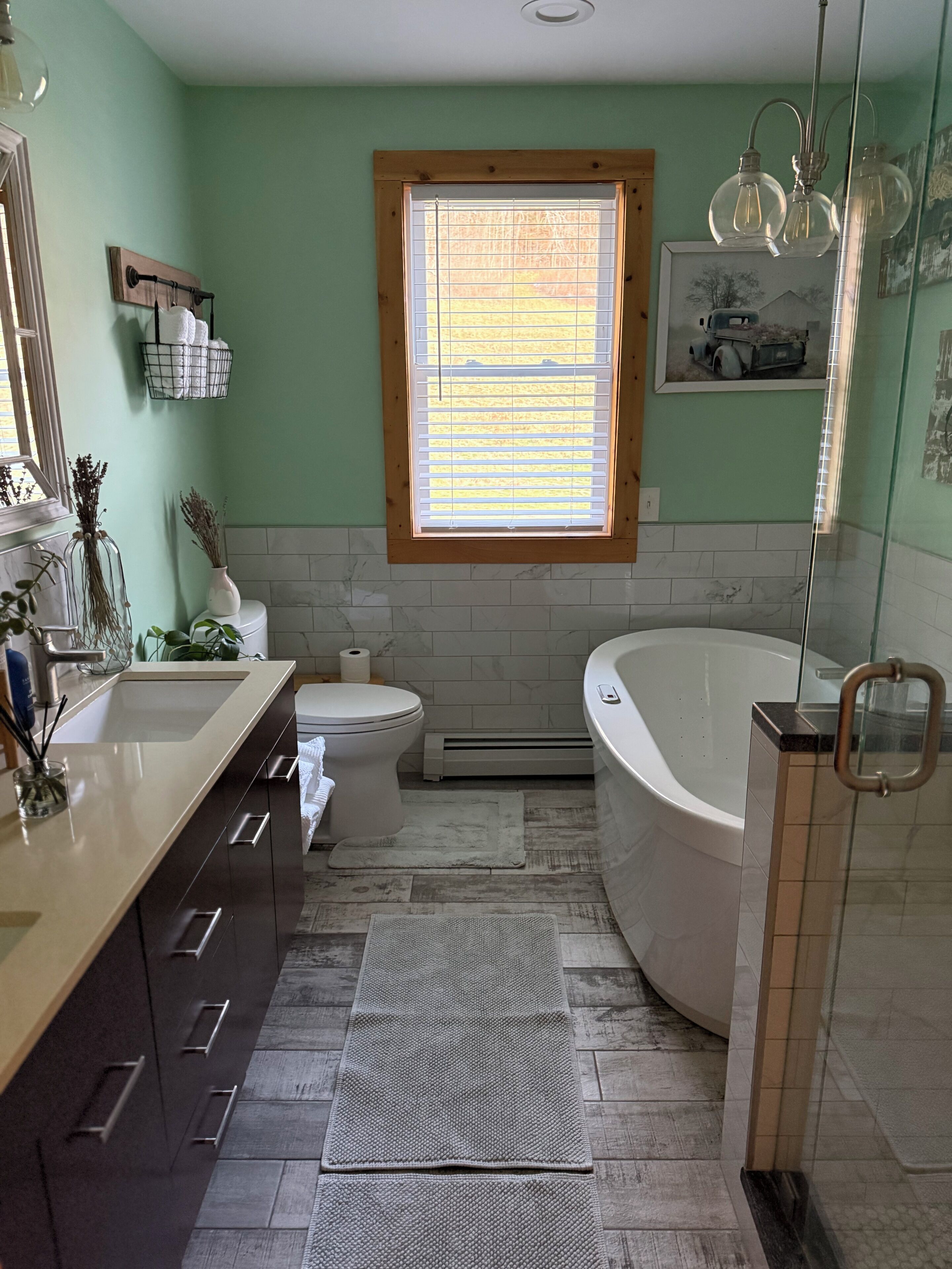 Shower, jetted bath, hair dryer, towels