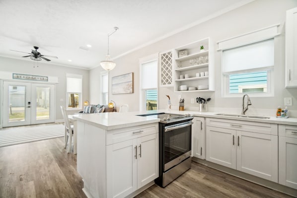 Fridge, microwave, oven, stovetop - Private Pool/Walk to the Beach/Sleeps10 (Panama City Beach)