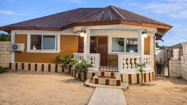 Unclassified image, 1 of 3, button - D-KobieS Guest House (Lungi)