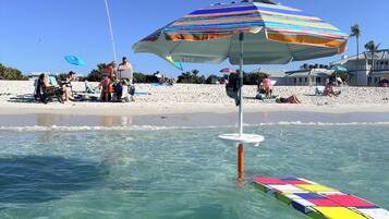 Plage à proximité, chaises longues, serviettes de plage