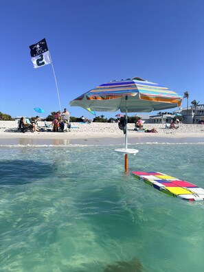 Plage à proximité, chaises longues, serviettes de plage