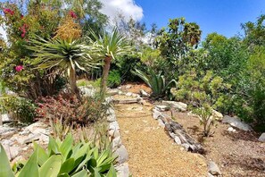 Unclassified image, 5 of 20, button - Your private retreat with garden, terraces, and stunning sunset views. (Estoi)