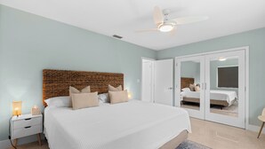 2 bedrooms, desk, iron/ironing board, travel cot - Beautiful 2 bedroom bungalow in a quiet neighborhood (Fort Myers)