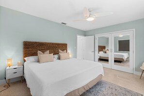 2 bedrooms, desk, iron/ironing board, travel cot - Beautiful 2 bedroom bungalow in a quiet neighborhood (Fort Myers)
