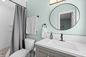 Shower, hair dryer, towels, soap - Beautiful 2 bedroom bungalow in a quiet neighborhood (Fort Myers)
