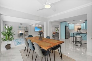 Dining - Beautiful 2 bedroom bungalow in a quiet neighborhood (Fort Myers)