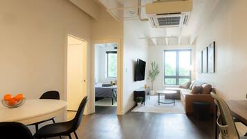 Apartment, Non Smoking | Living area | 42-inch flat-screen TV with cable channels