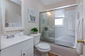 Hair dryer, towels, soap, toilet paper - Cozy Furnished 2BR Near Uptown & Airport (Charlotte)
