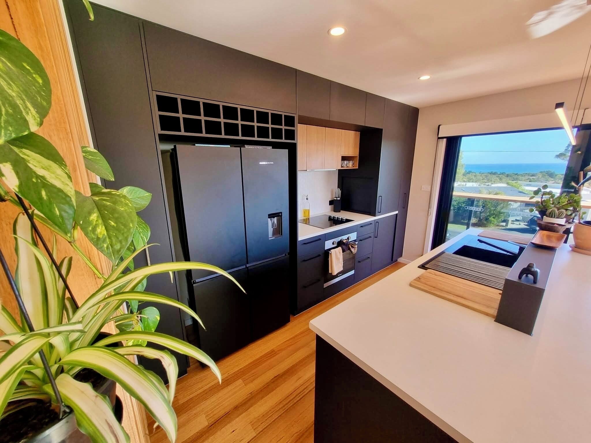 ثلاجة، ميكروويف، فرن، موقد طهي مسطح