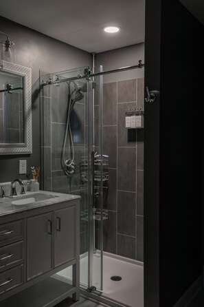 Shower, hair dryer, towels, soap - The Story House - Walk to the dinner theater (Chanhassen)