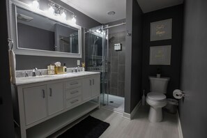 Shower, hair dryer, towels, soap - The Story House - Walk to the dinner theater (Chanhassen)