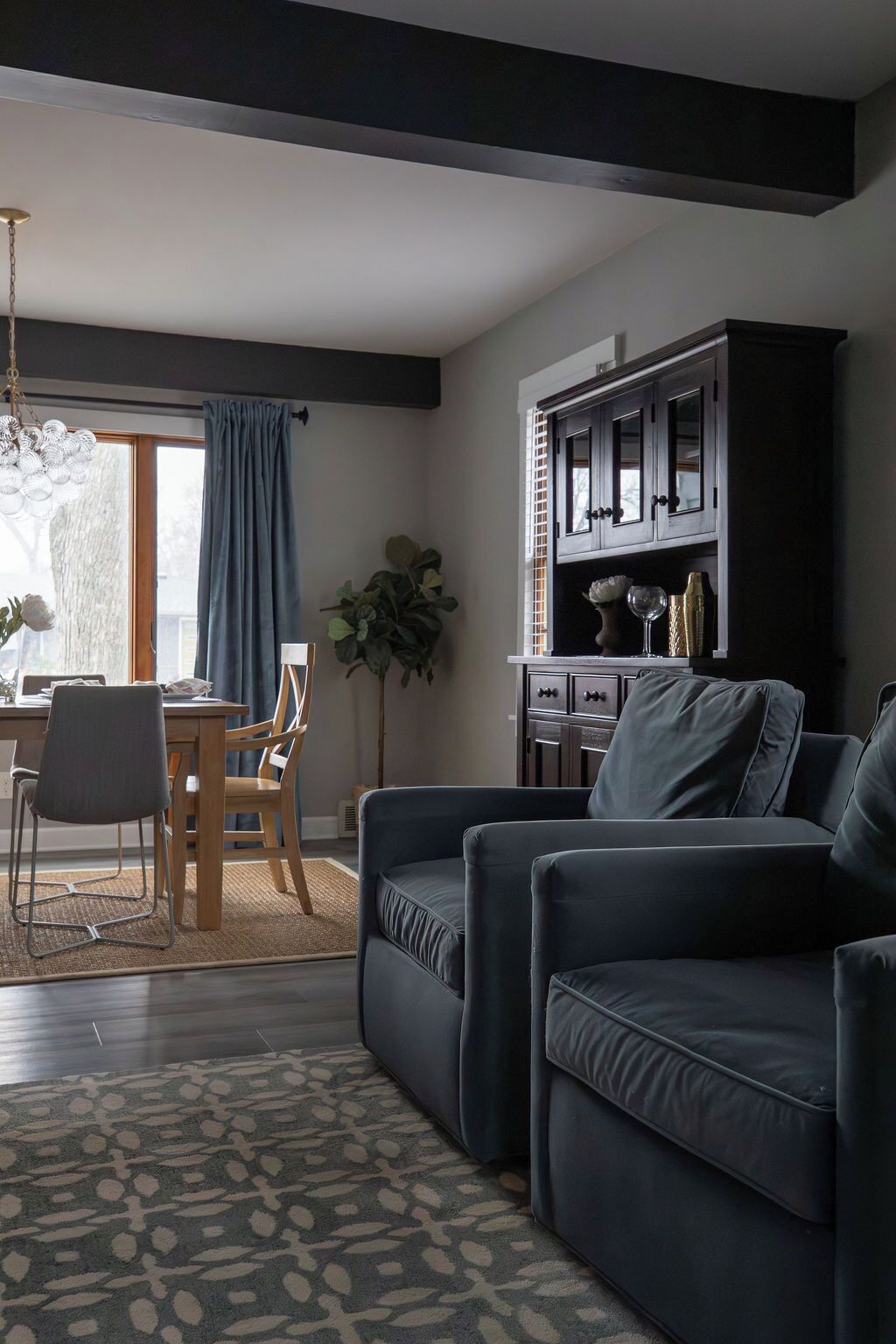 Smart TV, futbolito, libros, monitor de computadora