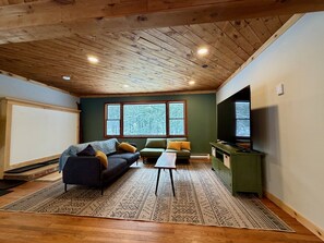 Smart TV - Family and friend friendly upper ski cabin with bunks, sleeps 8 (Killington)