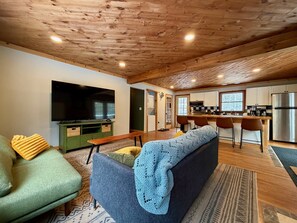 Smart TV - Family and friend friendly upper ski cabin with bunks, sleeps 8 (Killington)