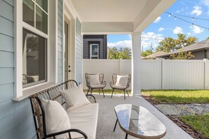 Terrace/patio - Luxury home w/ Jacuzzi & Game Room / Sleeps 14! (Tampa)