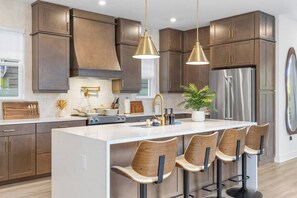 Fridge, microwave, oven, stovetop - Luxury home w/ Jacuzzi & Game Room / Sleeps 14! (Tampa)