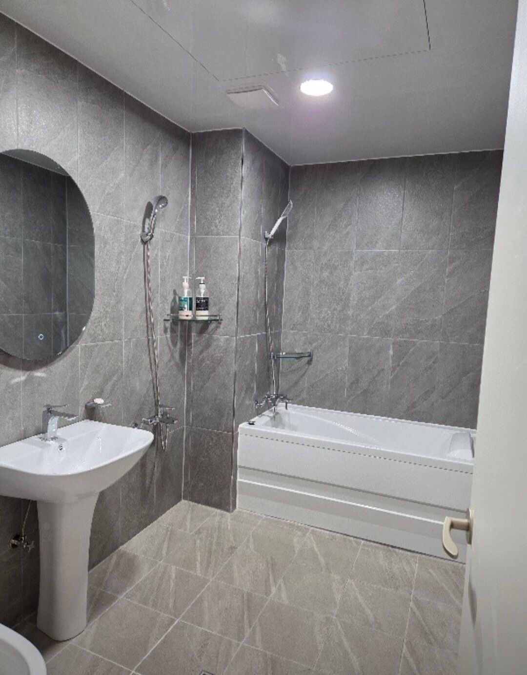 Chambre Double Classique | Salle de bain | Articles de toilette gratuits, sèche-cheveux, serviettes fournies, savon