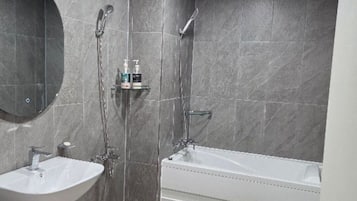 Chambre Double Classique | Salle de bain | Articles de toilette gratuits, sèche-cheveux, serviettes fournies, savon