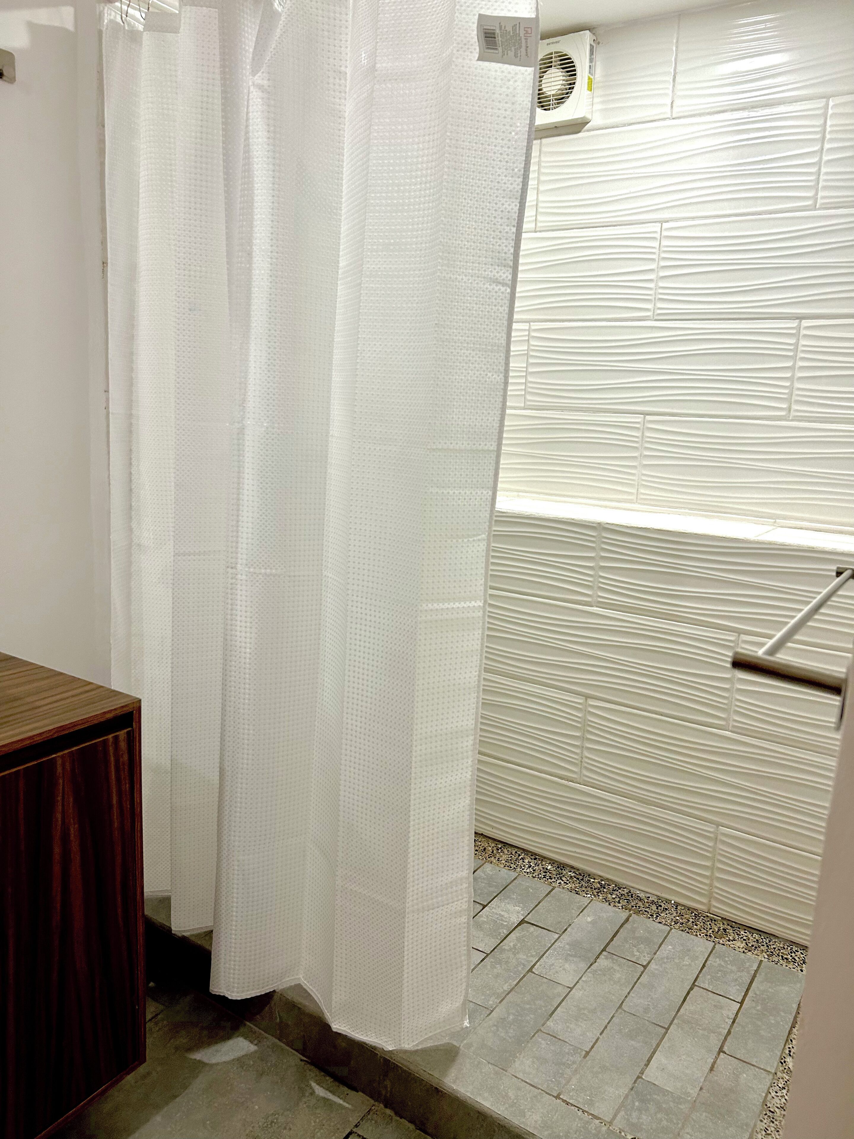 Douche, serviettes fournies, savon, papier toilette