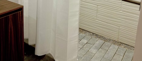 Douche, serviettes fournies, savon, papier toilette