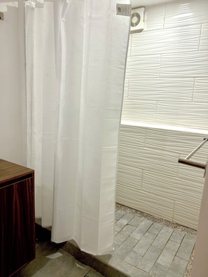 Dusche, HandtĂŒcher, Seife, Toilettenpapier