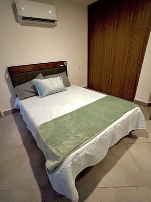 3 bedrooms, WiFi, bed sheets - Costa Azul, Beach Escape "La Palapa". (Acapulco de Juárez)