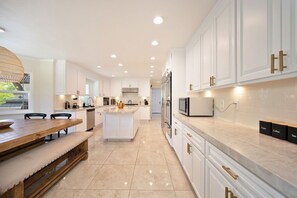 Fridge, microwave, oven, stovetop - Casa Fuerte - Valley Estate w Pool, Hot Tub, Sports Court (Temecula)