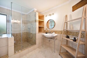 Shower, hair dryer, towels - Casa Fuerte - Valley Estate w Pool, Hot Tub, Sports Court (Temecula)