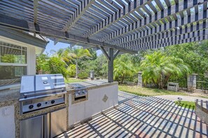 Terrace/patio - Casa Fuerte - Valley Estate w Pool, Hot Tub, Sports Court (Temecula)