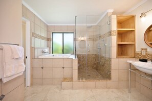 Shower, hair dryer, towels - Casa Fuerte - Valley Estate w Pool, Hot Tub, Sports Court (Temecula)