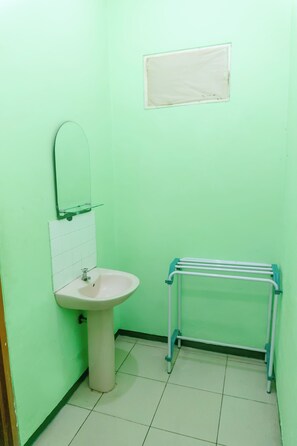 Habitación Deluxe con 1 cama matrimonial o 2 individuales, para no fumadores, vista a la montaña | Baño | Pantuflas, toallas, jabón, shampoo