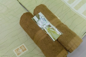 Standard Double or Twin Room, Non Smoking | Bathroom amenities | Slippers, towels, soap, shampoo - Hotel Antik (Soreang)