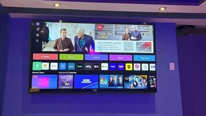 Ein Fernsehbildschirm zeigt eine Benutzeroberfläche mit verschiedenen Streaming-Diensten und einer Werbeanzeige.
