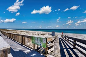 Plage, chaises longues, serviettes de plage