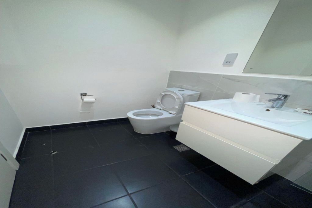 Luxury Studio Suite, Balcony, Pool View | Bathroom