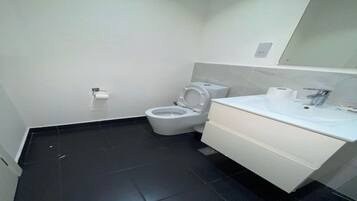 Luxury Studio Suite, Balcony, Pool View | Bathroom