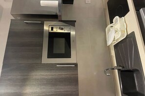 Luxury Studio Suite, Balcony, Pool View | Private kitchen | Full-sized fridge, microwave, oven, stovetop - Esthetique Homes Embassy Gardens (Accra)