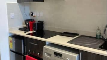 Luxury Studio Suite, Balcony, Pool View | Interior