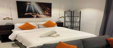 Suite estudio de lujo, balcón, vista a la alberca | Escritorio, espacio para trabajar con laptop y cortinas blackout