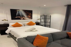 Luxury Studio Suite, Balcony, Pool View - Esthetique Homes Embassy Gardens (Accra)